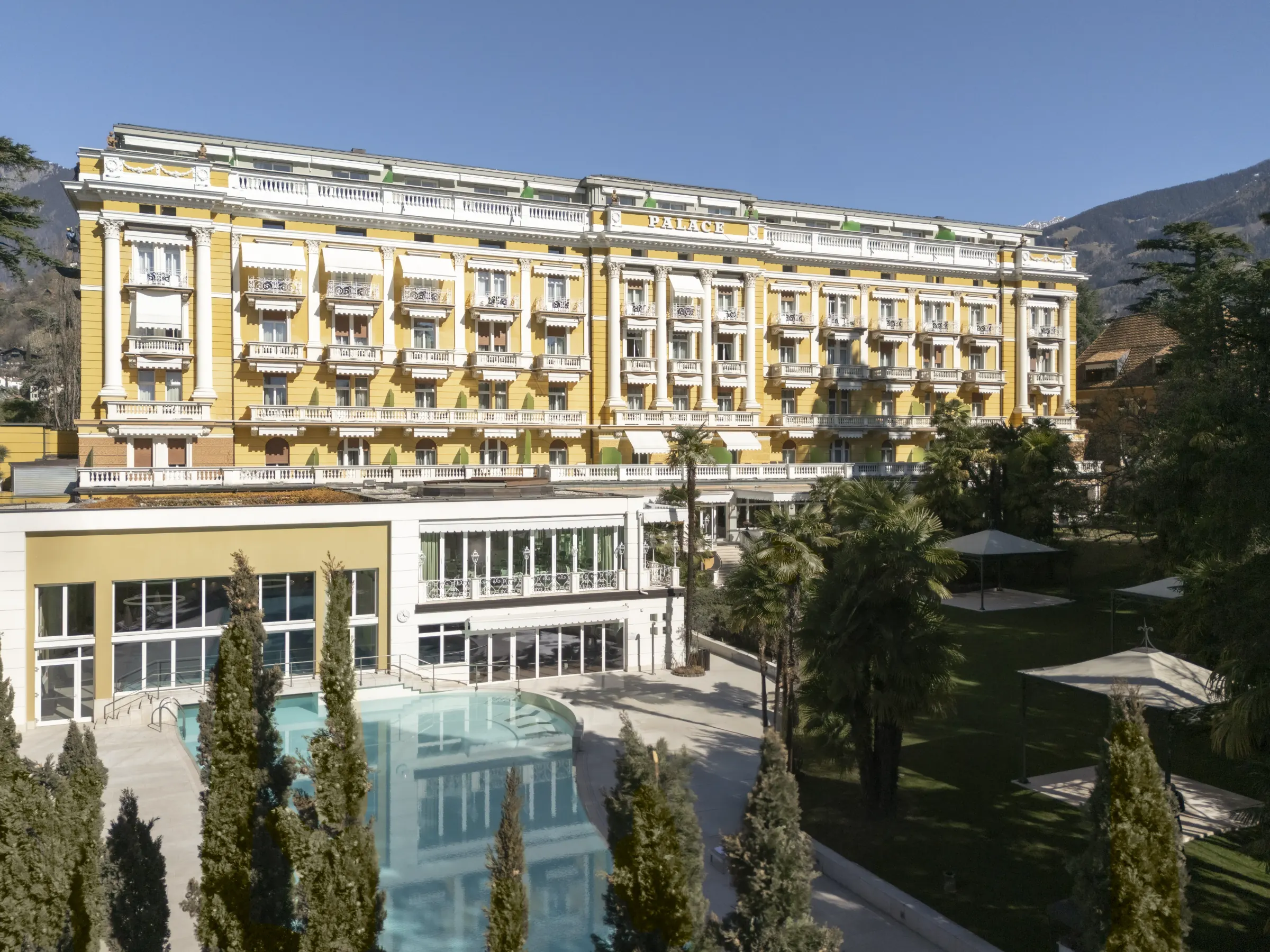 Palace Merano in Meran, Südtirol — Luftaufnahme des historischen Grandhotels und Medical Spa (© Alessandro Moggi für Palace Merano)