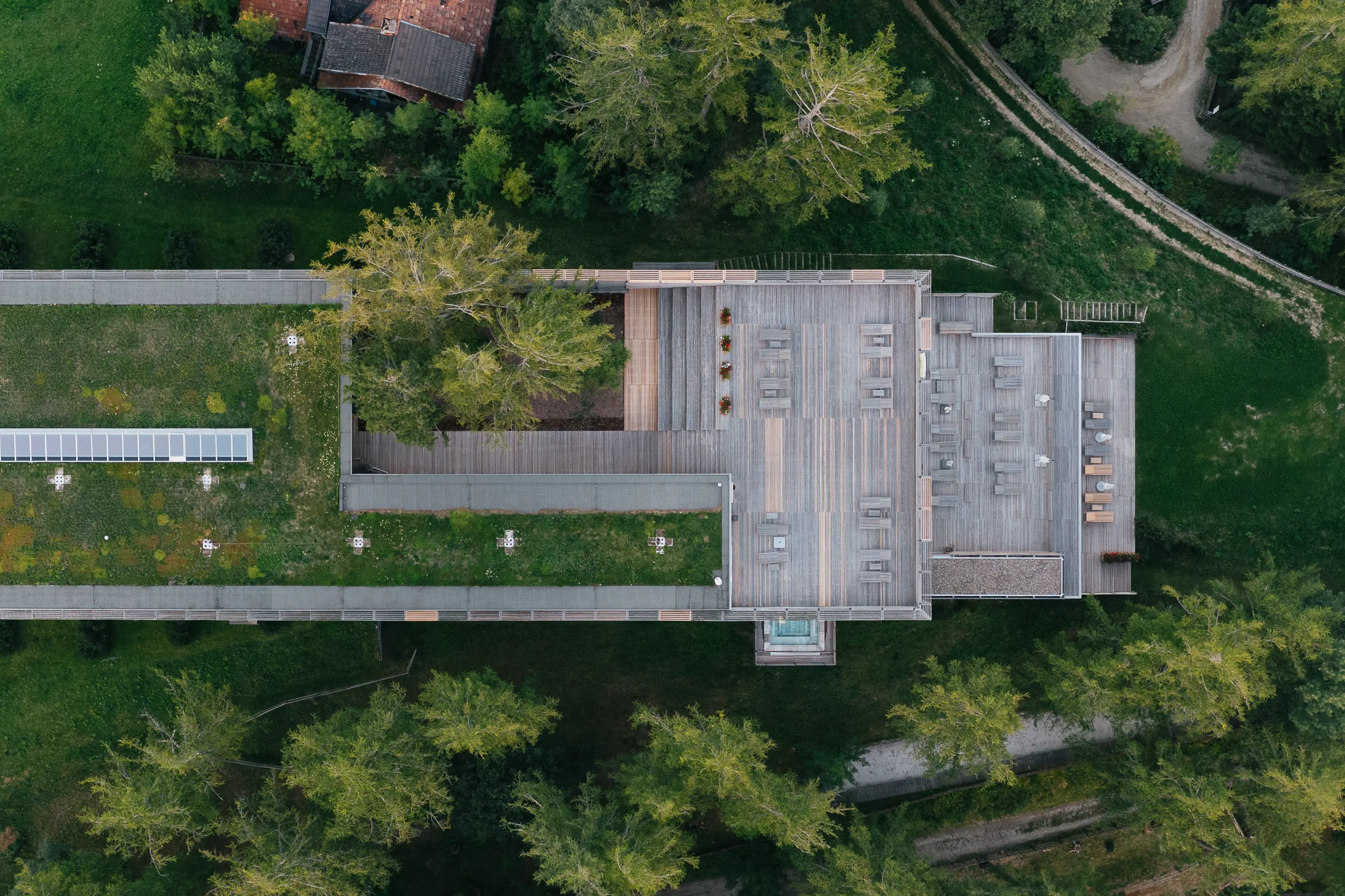 Luftaufnahme des Vigilius Mountain Resort — Matteo Thuns „umgestürzter Baum“ mit Lärchenholz-Fassade am Vigiljoch (Foto: Tobias Kaser für Vigilius Mountain Resort)