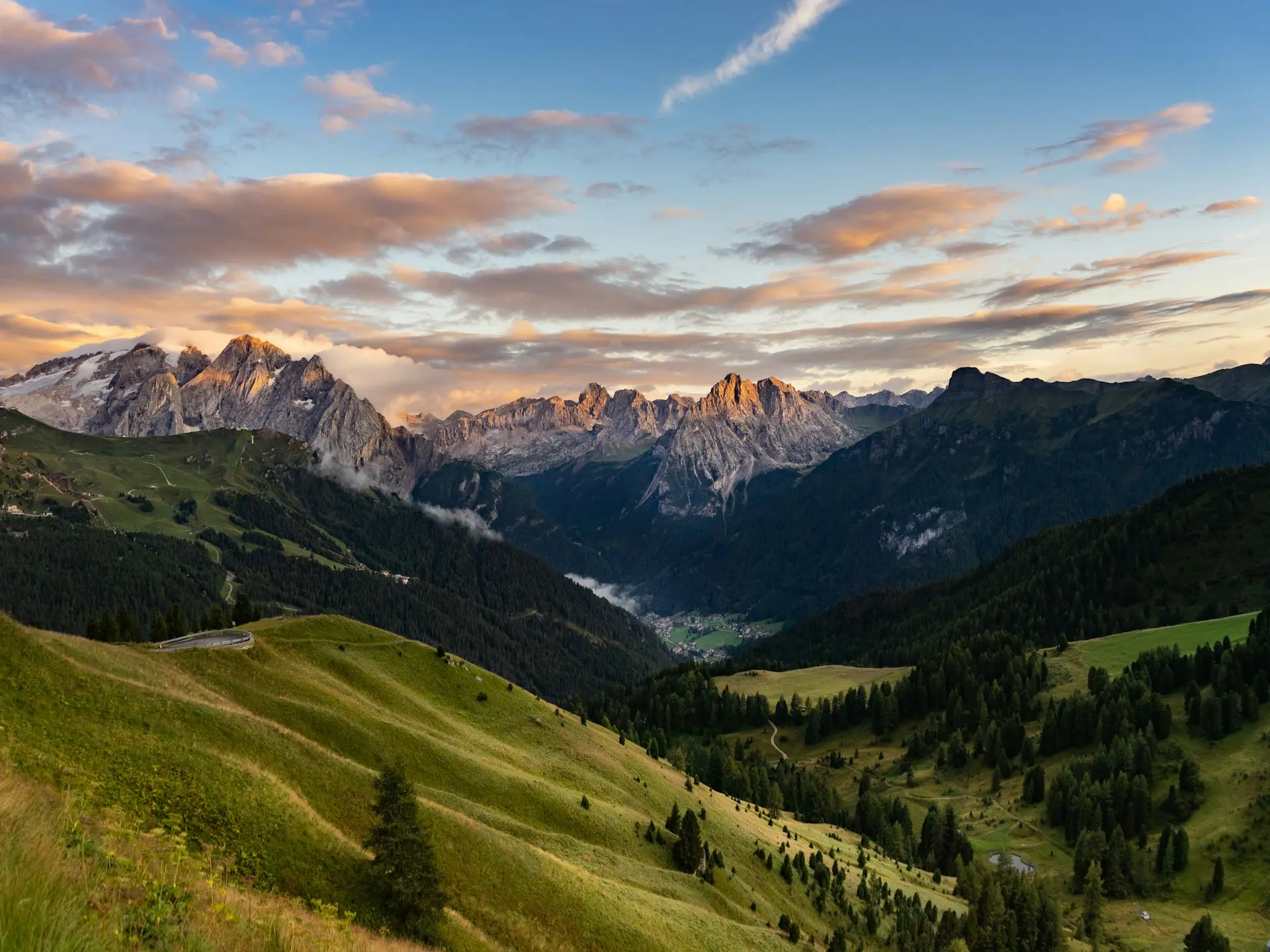Blick über die Dolomiten aus einem Südtiroler Bergrefugium — Nebel, Lärche, stiller Morgen