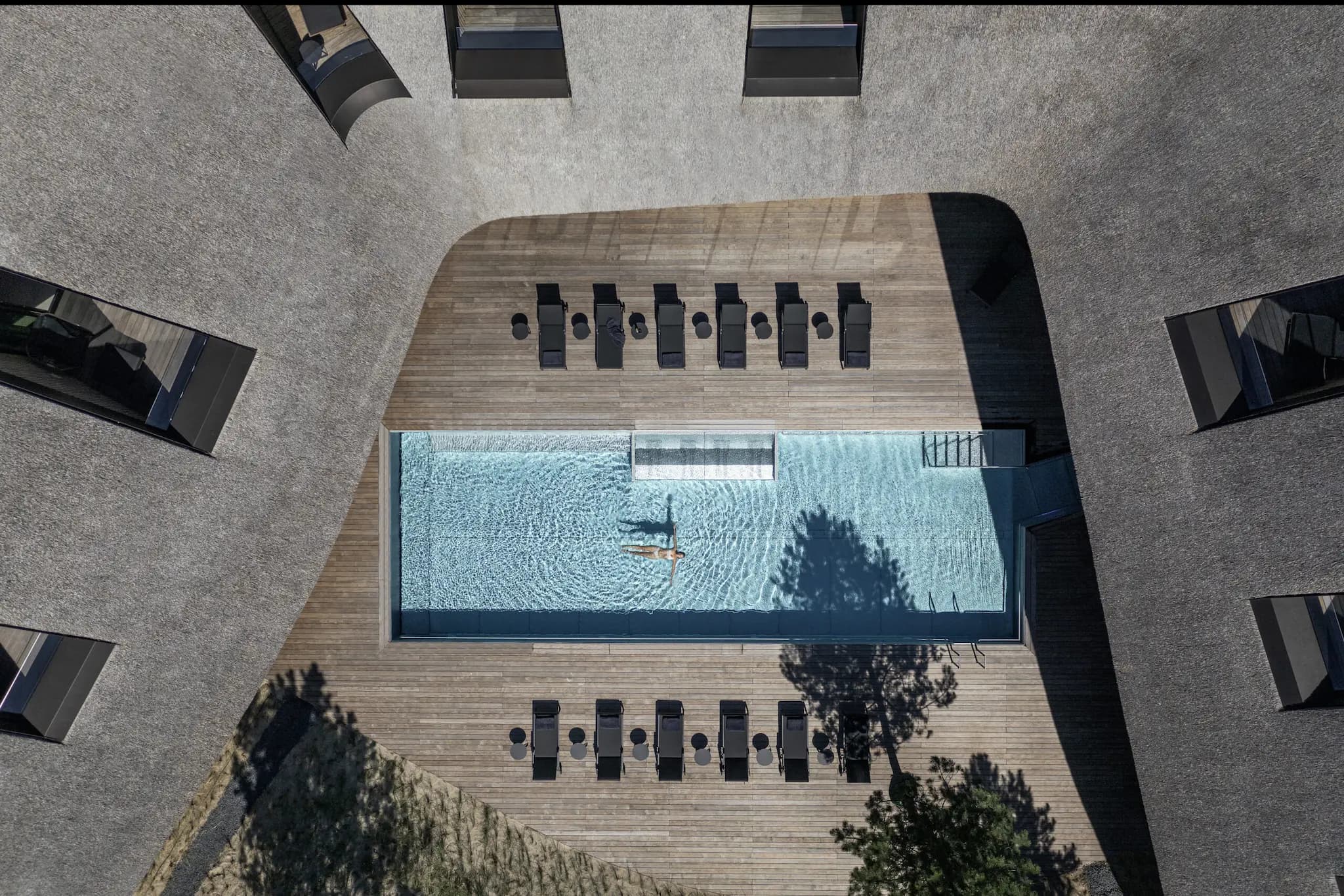 Luftaufnahme des Pools im Lanserhof Sylt zwischen den Reetdächern (Foto: Christoph Ingenhoven für den Lanserhof)