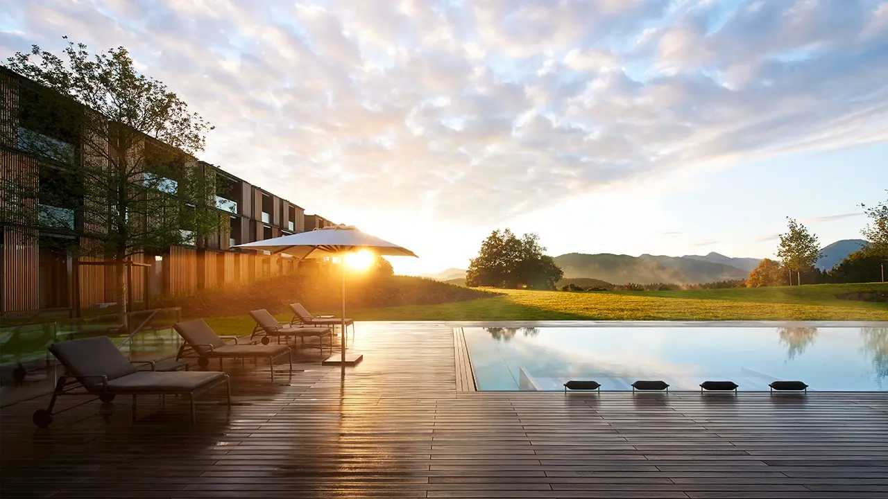 Außenpool des Lanserhof Tegernsee bei Sonnenuntergang mit Blick auf die Berge (Foto: Christoph Ingenhoven für den Lanserhof)
