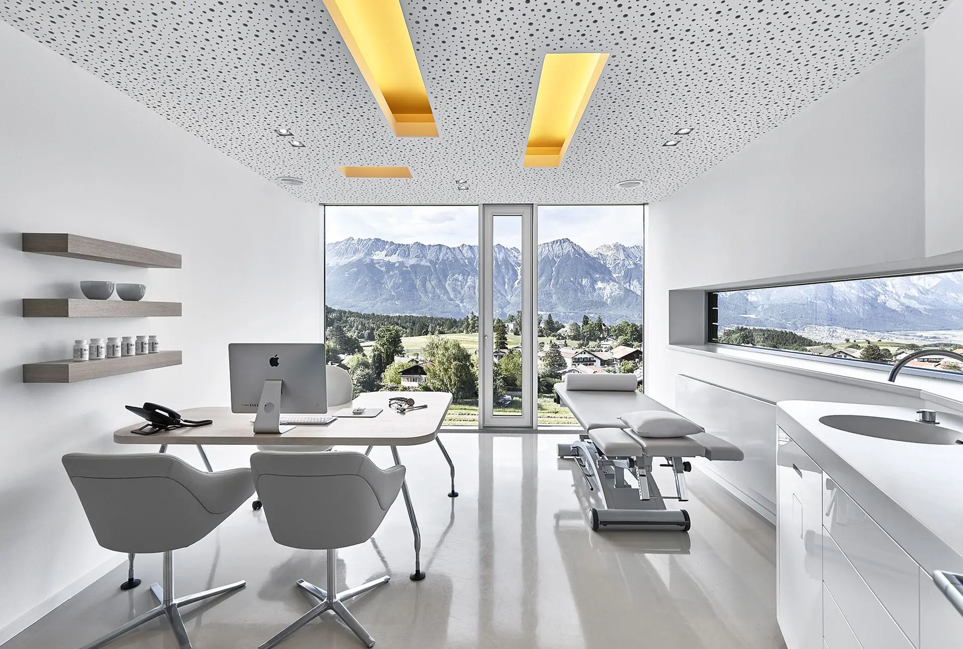 Arztzimmer im Lanserhof Lans mit Panoramablick auf die Nordkette — Diagnostik im LANS Med Concept (Foto: Alexander Haiden für den Lanserhof)