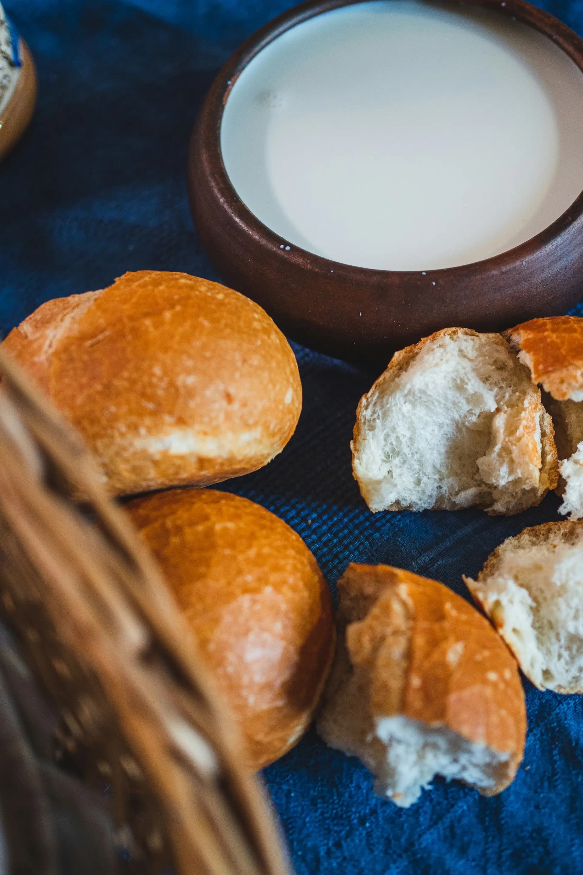 Frische Semmeln und eine Schale Milch — das klassische Mayr-Frühstück zum langsamen Kauen