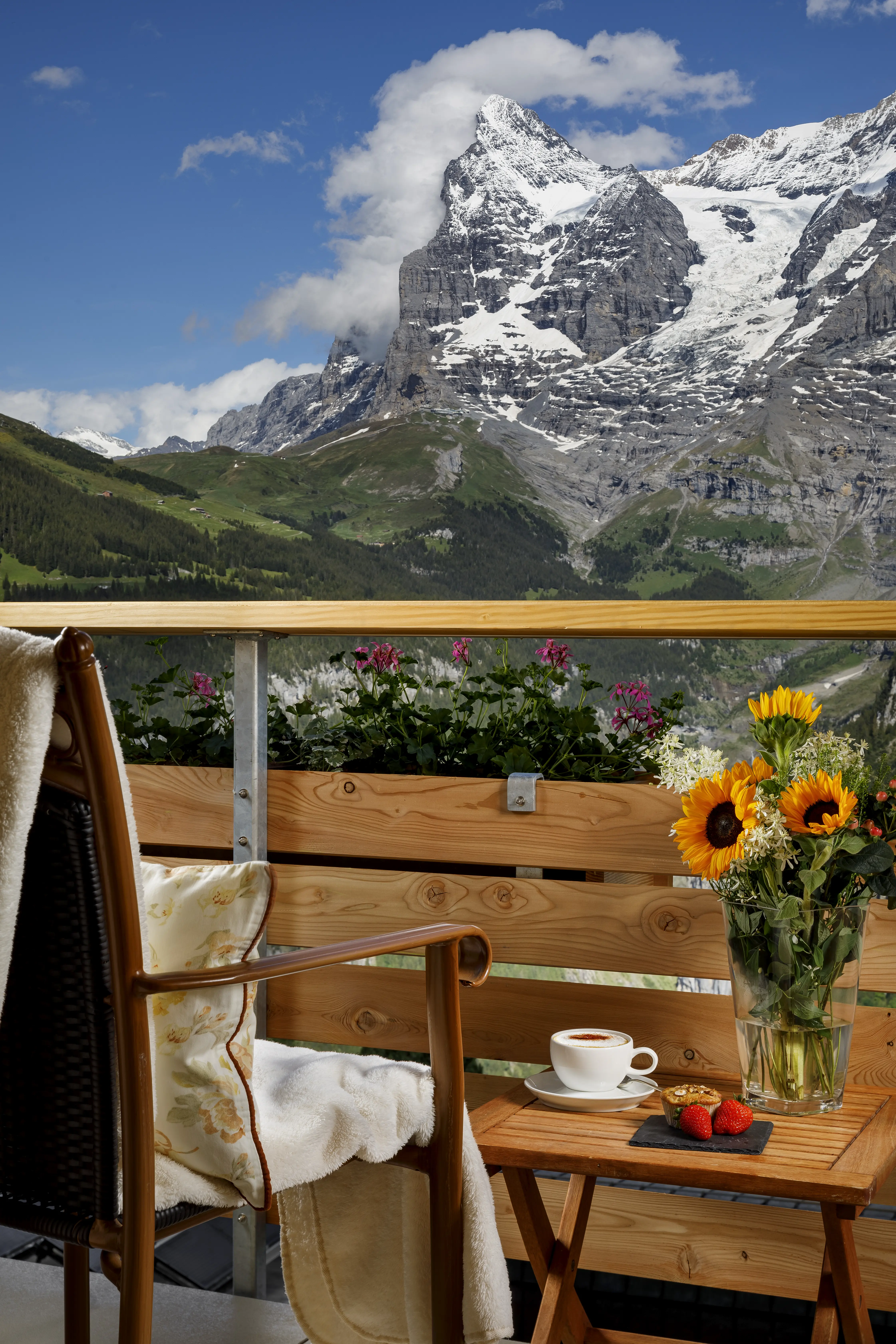 Doppelzimmer 224 im Hotel Eiger Mürren mit Panoramafenster auf Eiger, Mönch und Jungfrau (© Hotel Eiger Mürren AG)