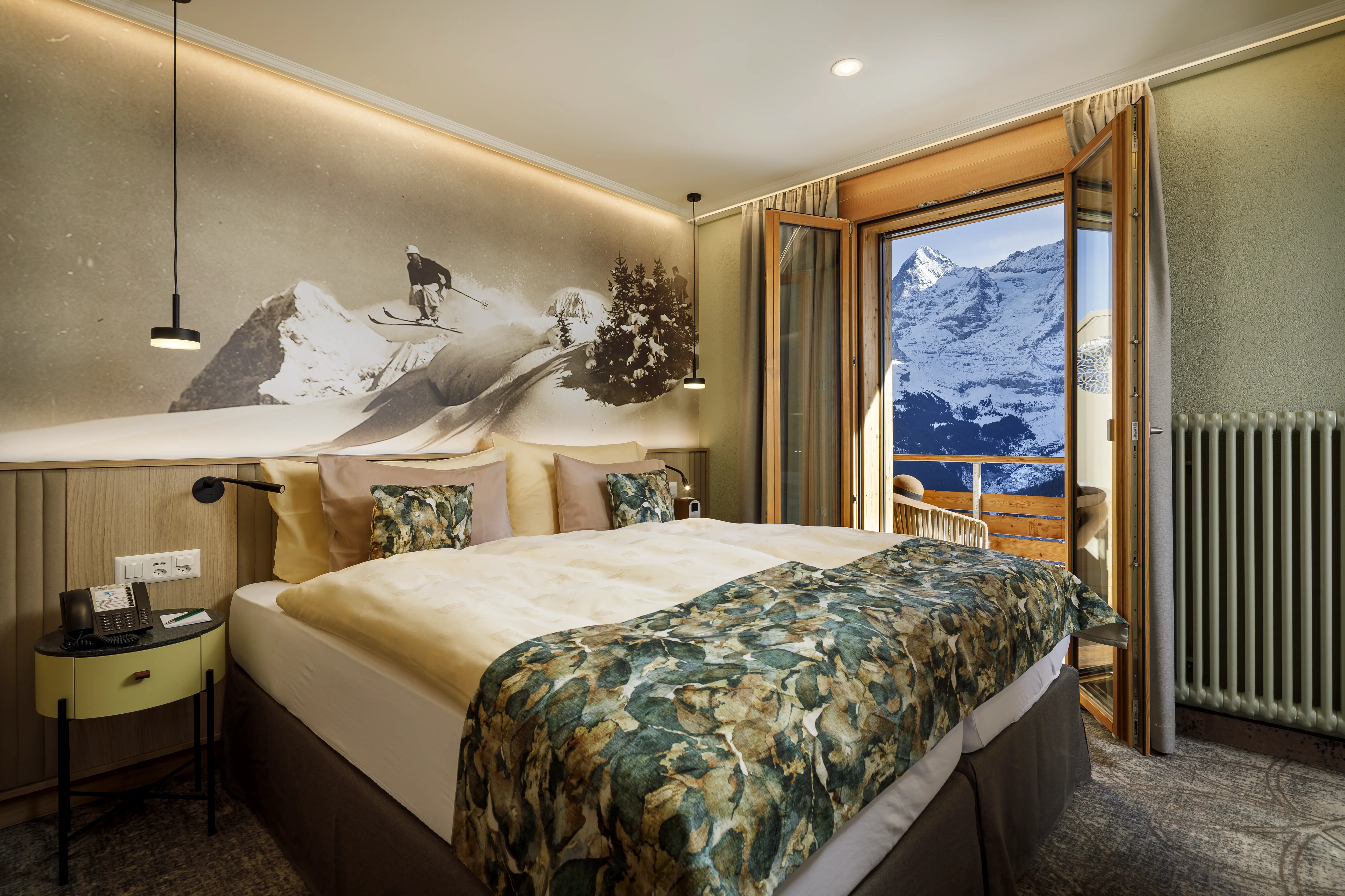 Suite 333 im Hotel Eiger Mürren — Wohnbereich mit Alpenblick (© Hotel Eiger Mürren AG)